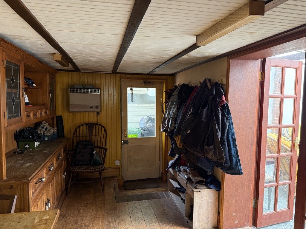 Lot: 58 - FREEHOLD DETACHED COTTAGE FOR INVESTMENT - Room adjacent to kitchen